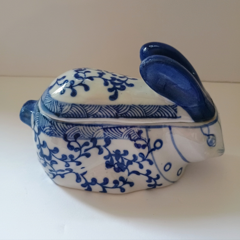 Vintage Blue & White Chinoiserie Bunny Rabbit Lidded Dish 7" Spring